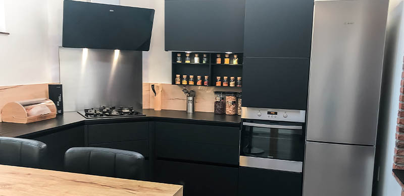 Gesloten moderne mat zwarte houten keuken met centrale eiland door Isabelle SIERANSKI 2