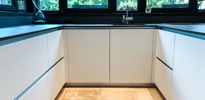 Gesloten moderne zwarte en witte houten keuken door Isabelle SIERANSKI  8