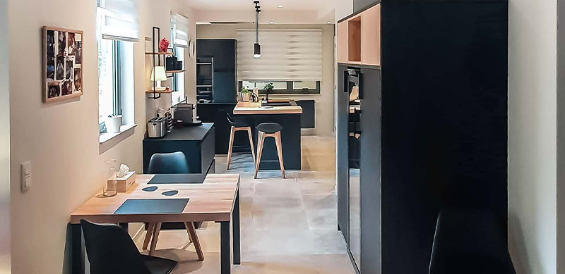 Moderne mat zwarte houten keuken met centrale eiland door Isabelle SIERANSKI 8