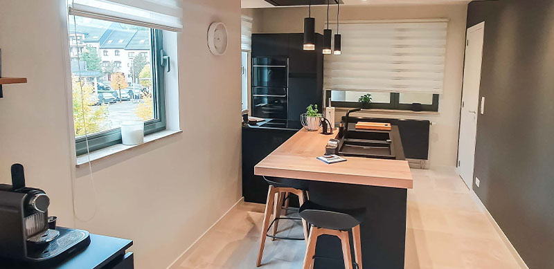 Moderne mat zwarte houten keuken met centrale eiland door Isabelle SIERANSKI 7