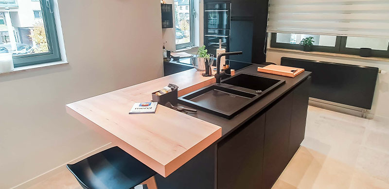 Moderne mat zwarte houten keuken met centrale eiland door Isabelle SIERANSKI 6