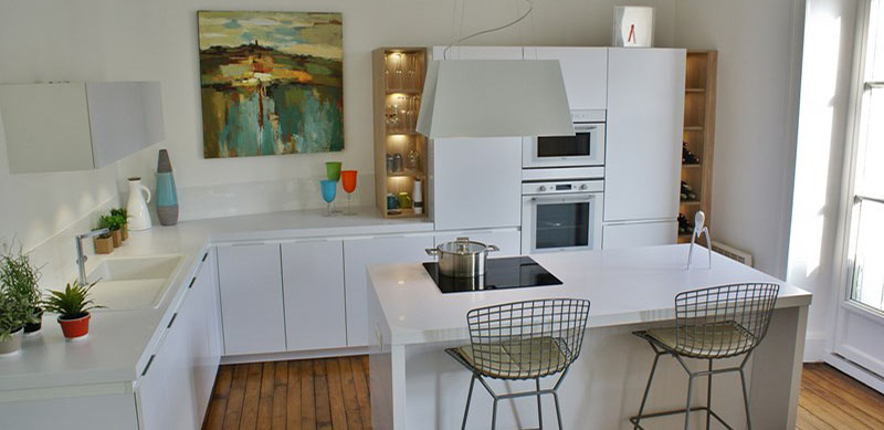 Moderne open witte keuken met eiland door Patricia JACOBS 1