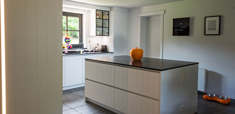 Open witte cottage keuken door Timothy JACOBS | Raison Home - 3
