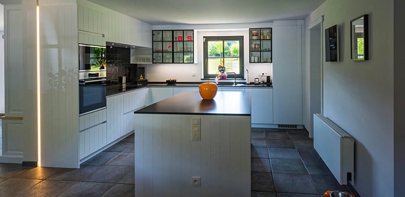 Open witte cottage keuken door Timothy JACOBS 1