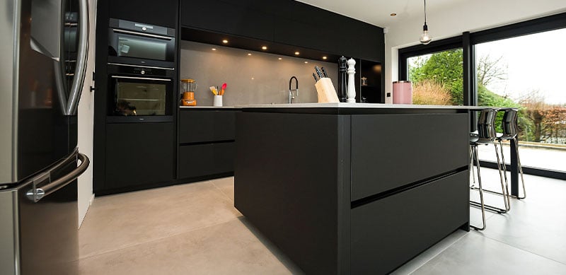 Open moderne mat zwarte keuken met eiland door Timothy JACOBS  3