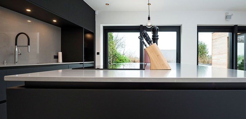 Open moderne mat zwarte keuken met eiland door Timothy JACOBS  8