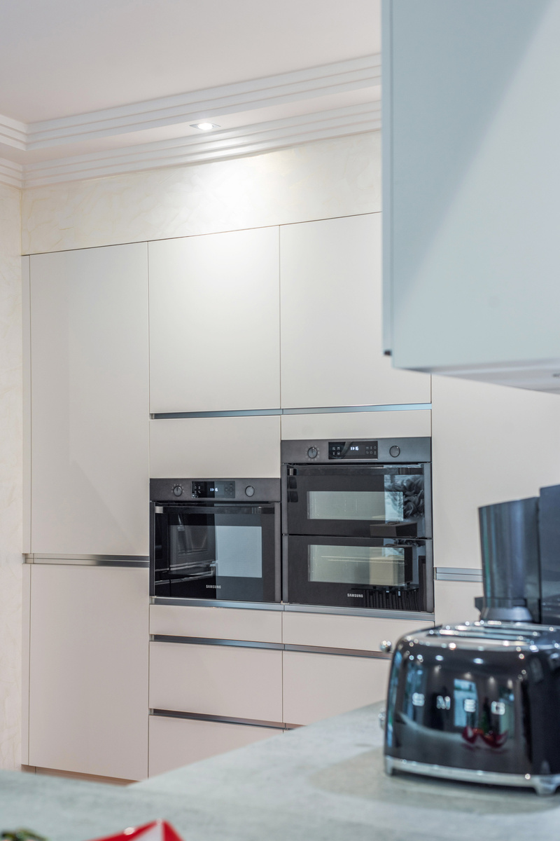 Contemporary white and grey kitchen | Raison Home - 7