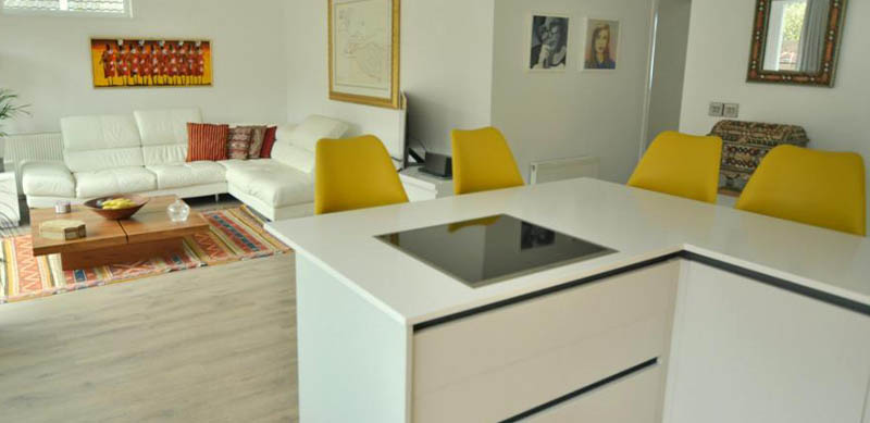 Open kitchen in modern white style by Charmaine ULYATE 2