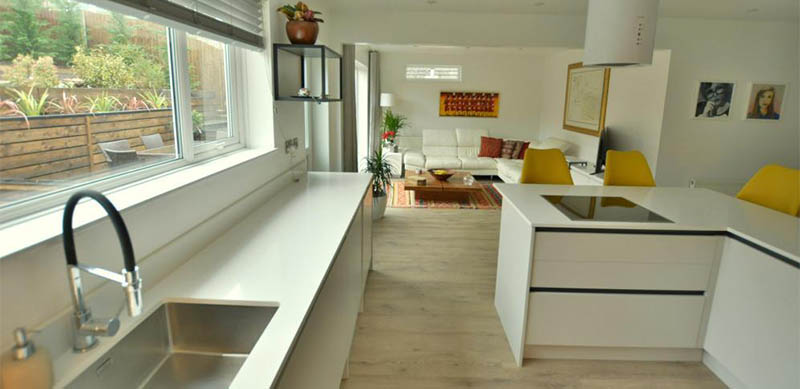 Open kitchen in modern white style by Charmaine ULYATE 1