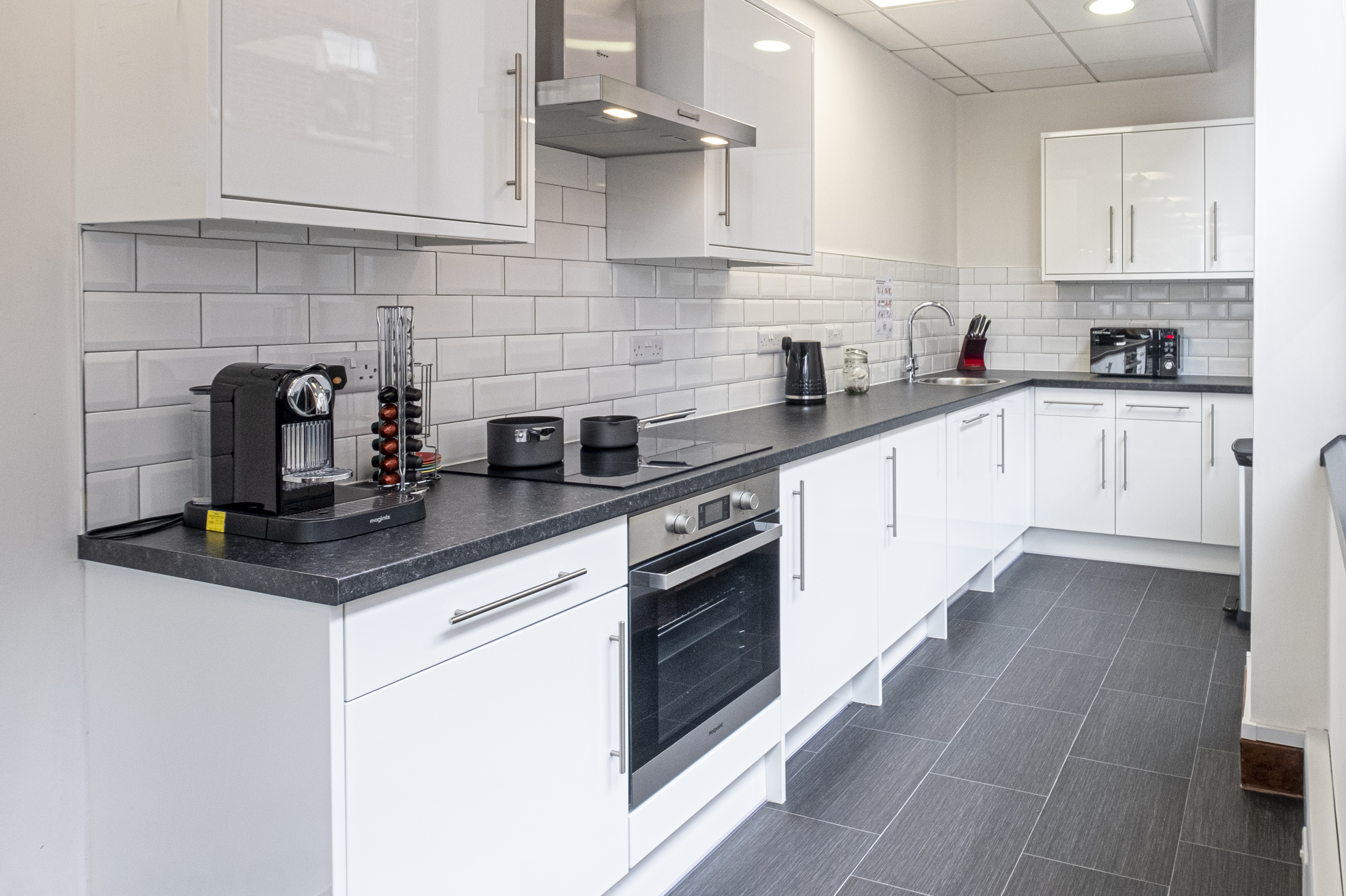 Office kitchen in white gloss by Charmaine ULYATE 1