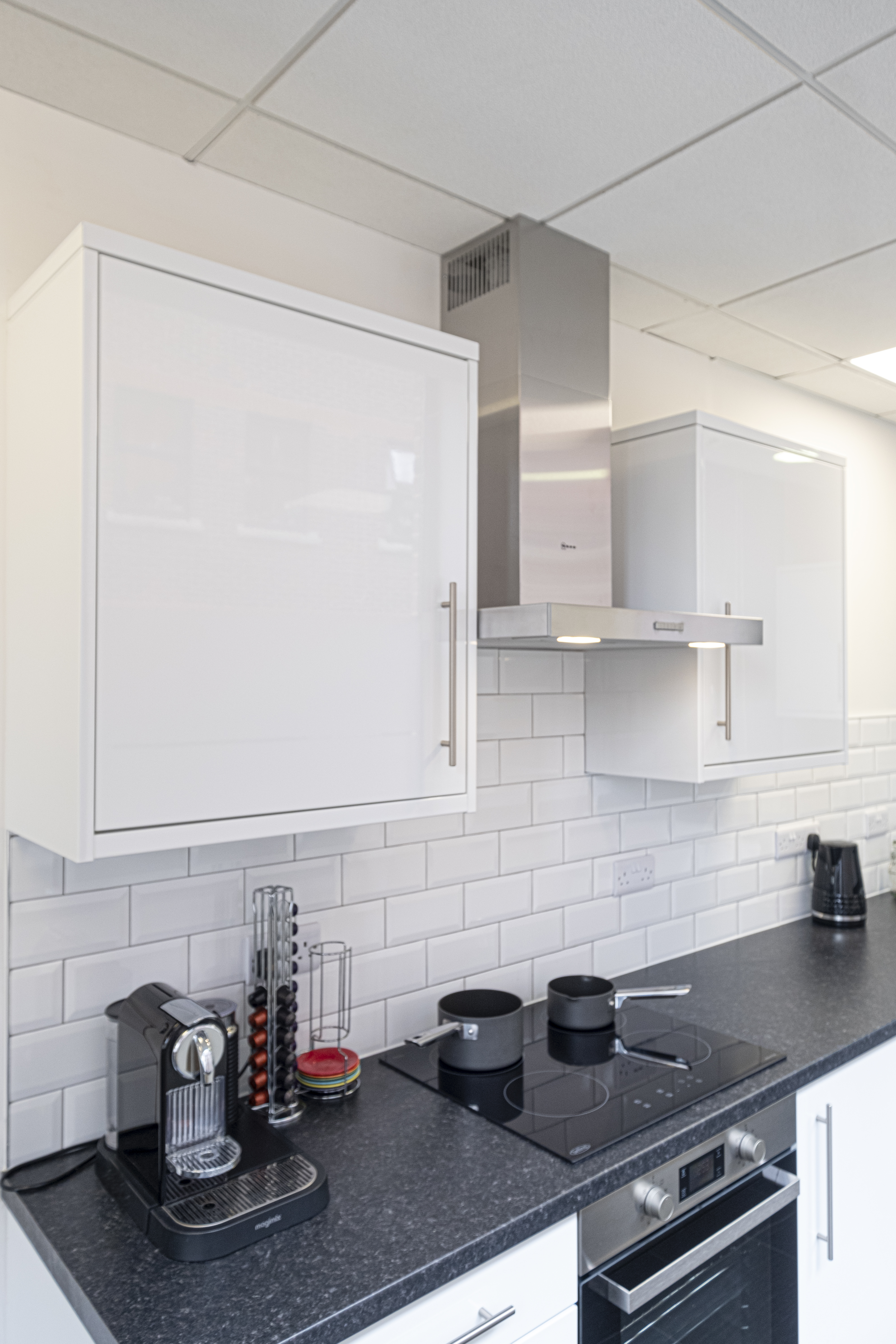 Office kitchen in white gloss by Charmaine ULYATE 2