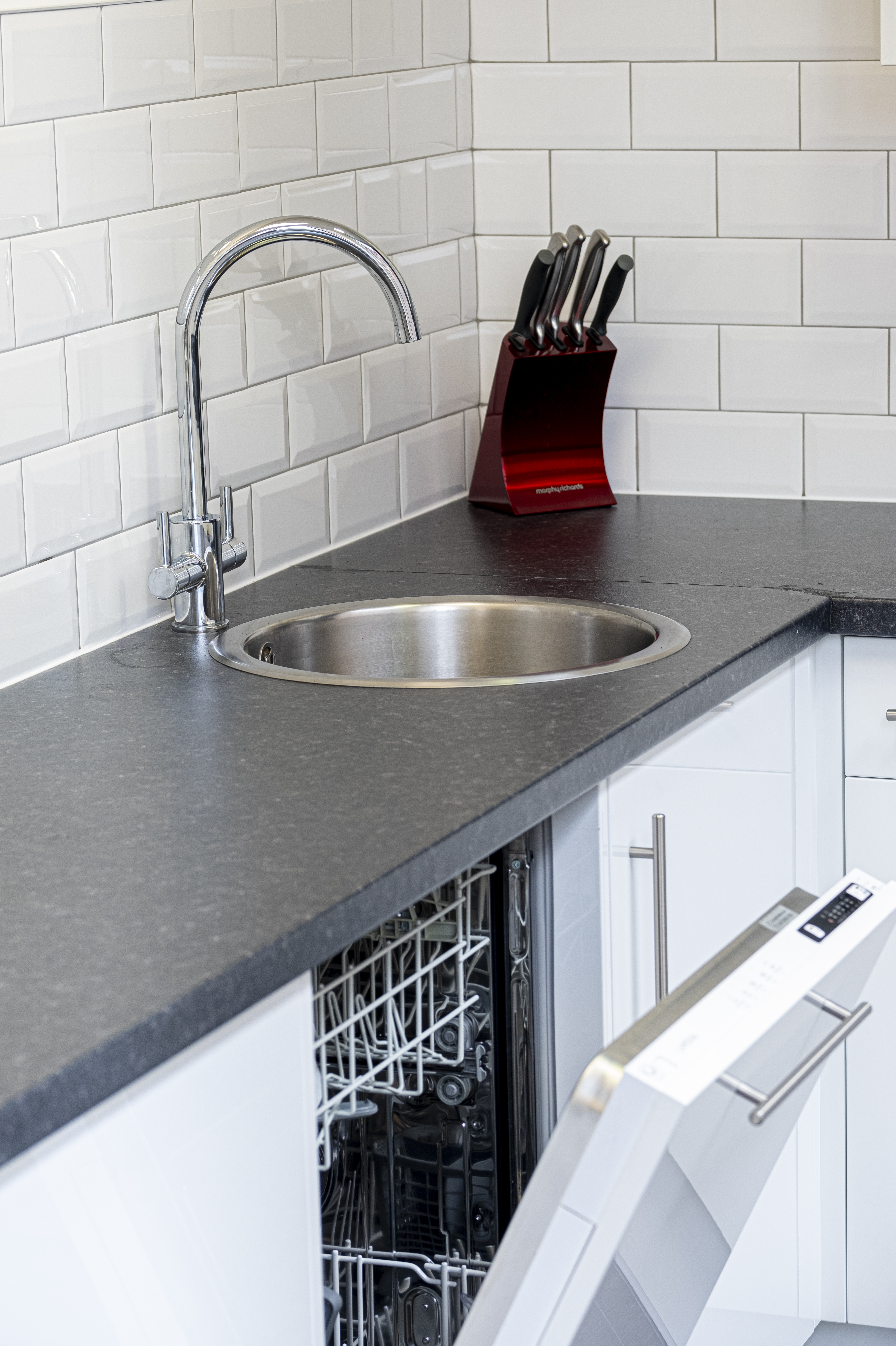 Office kitchen in white gloss by Charmaine ULYATE 7
