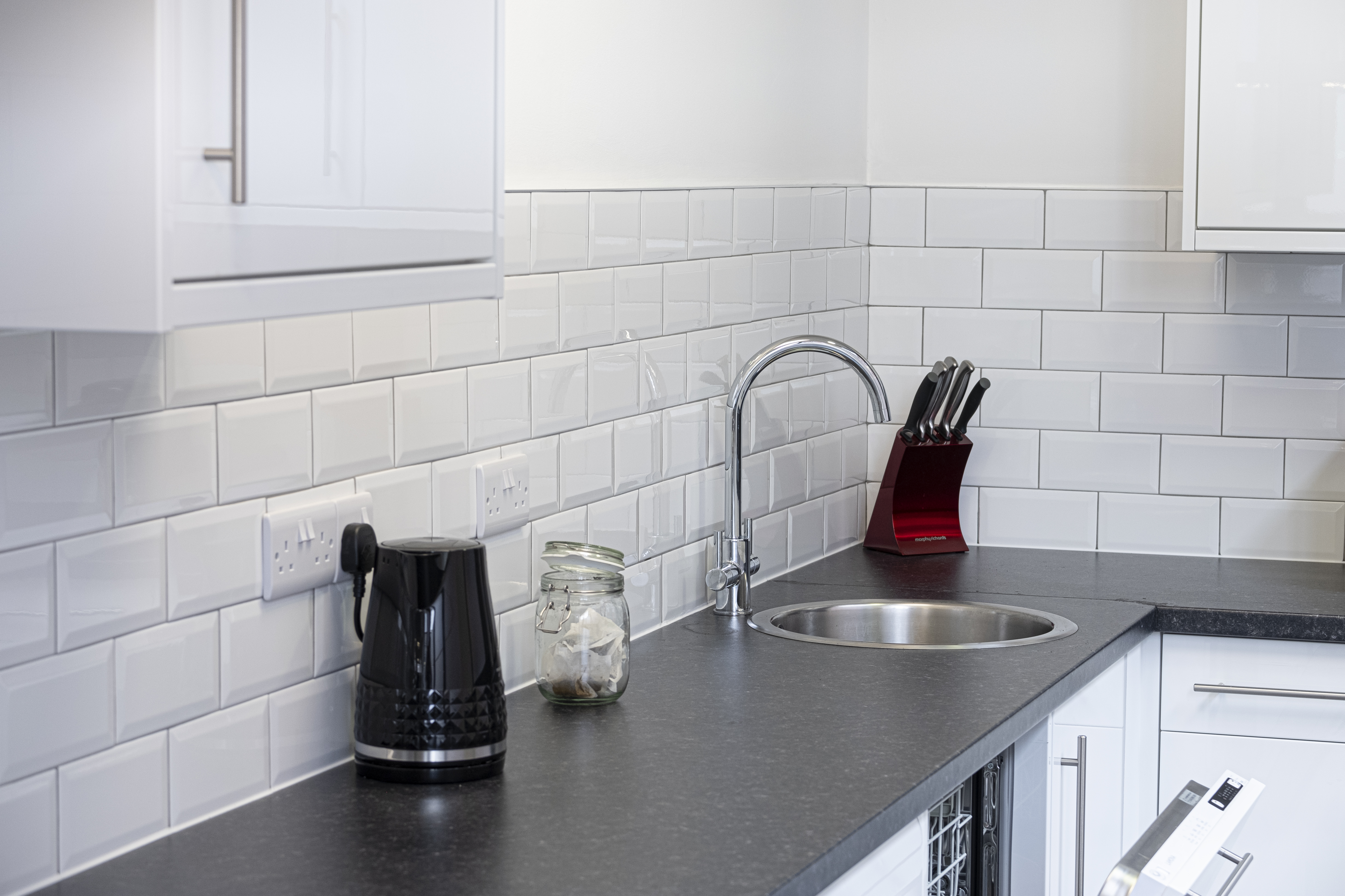 Office kitchen in white gloss by Charmaine ULYATE 4