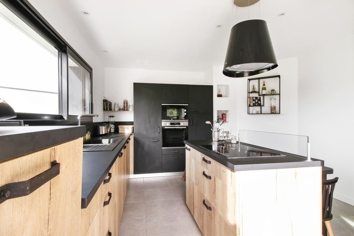 Modern black and wood kitchen | Raison Home - 4