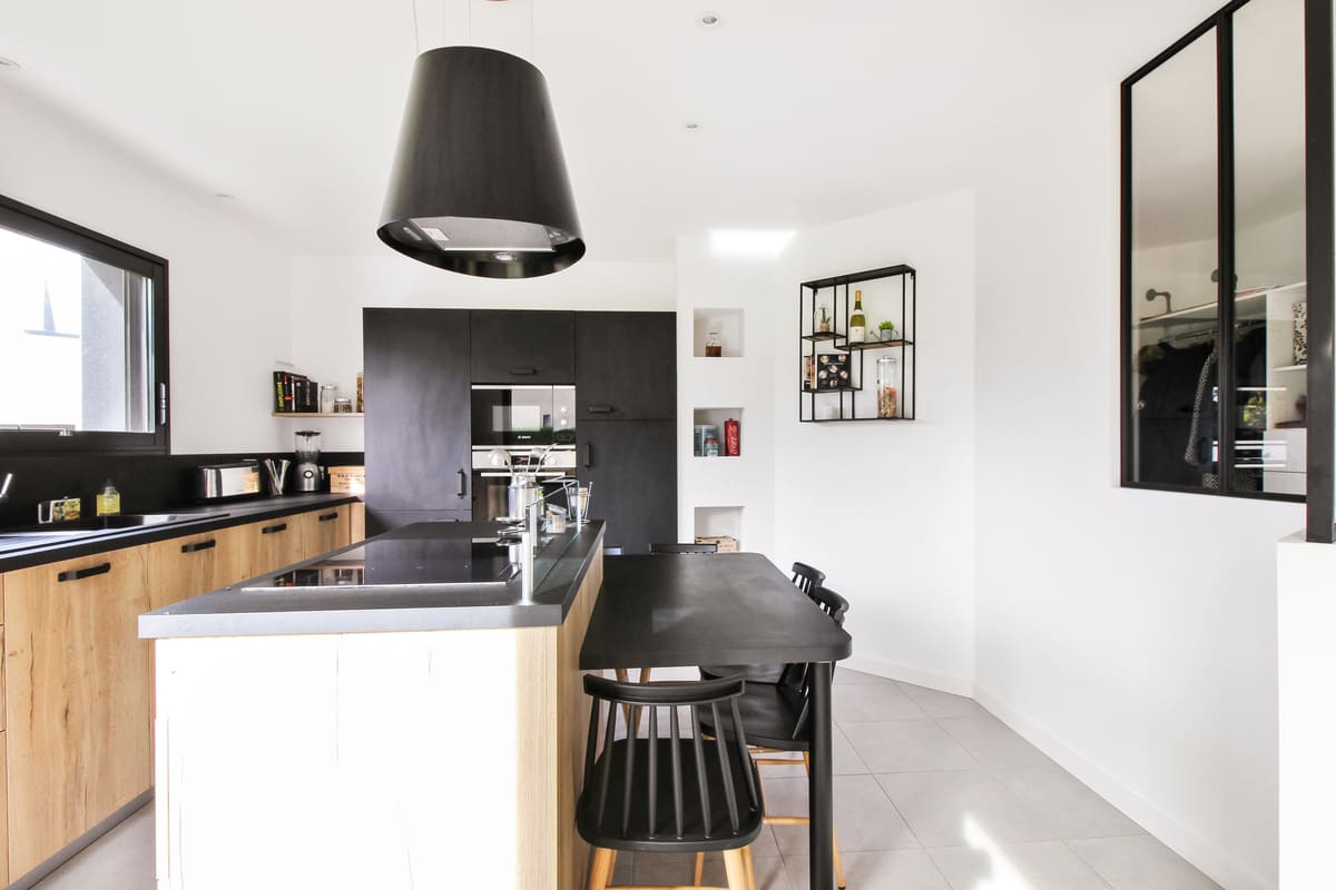 Modern black and wood kitchen  8