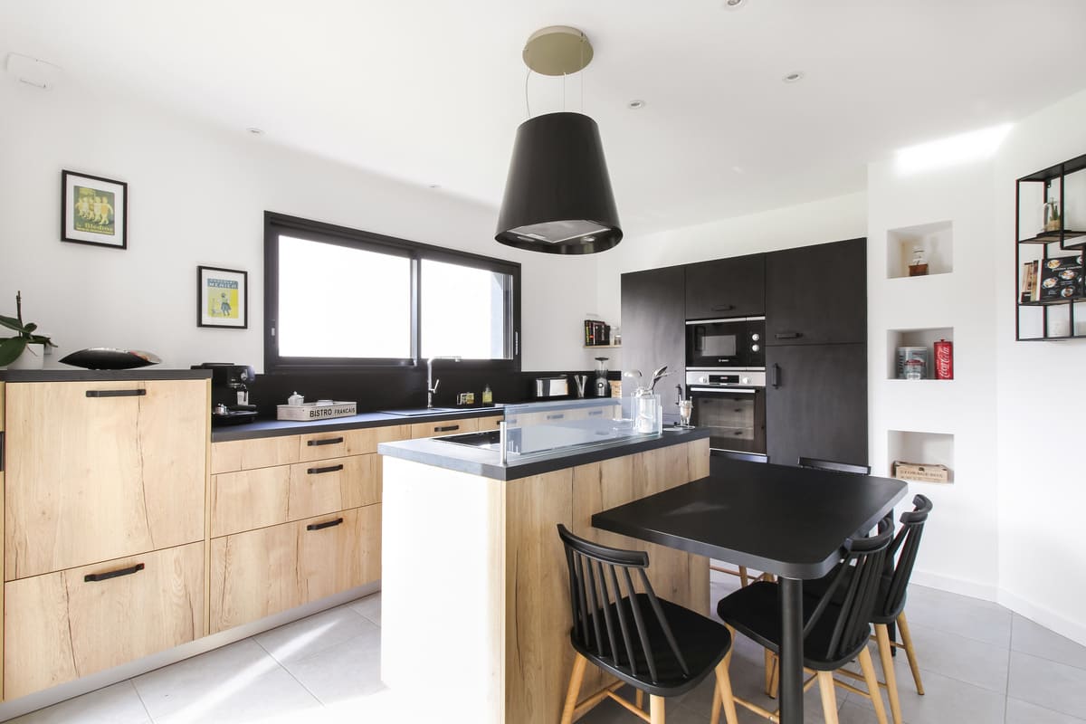 Modern black and wood kitchen  2