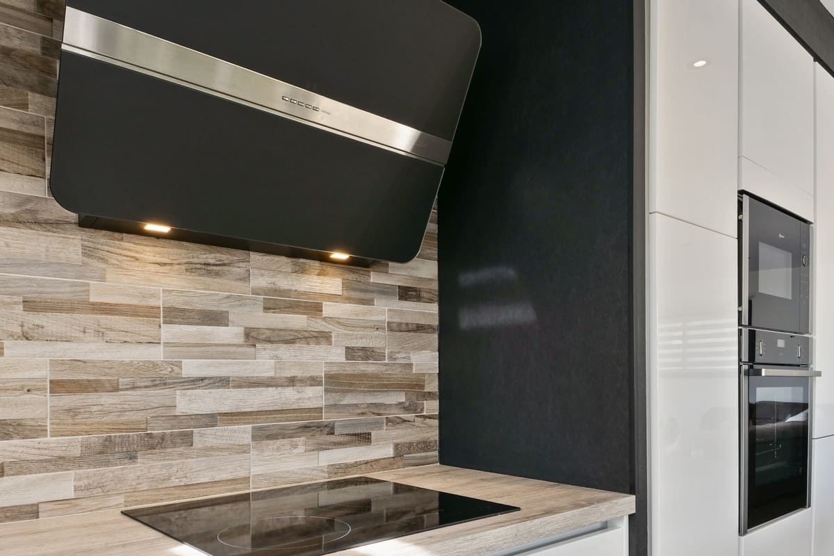 Handless white contemporary kitchen | Raison Home - 4