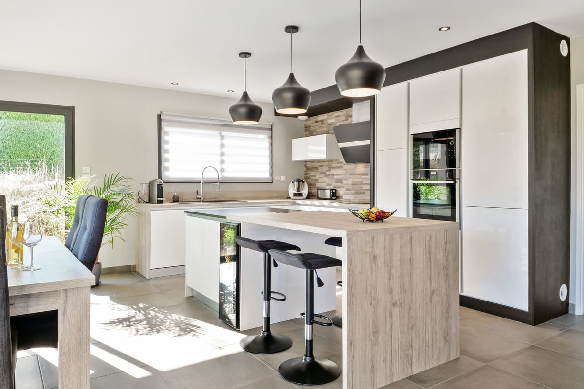 Handless white contemporary kitchen | Raison Home - 1