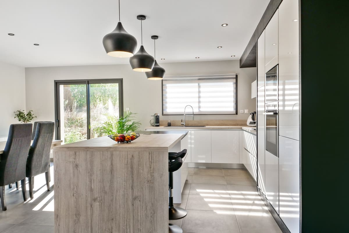 Handless white contemporary kitchen | Raison Home - 2