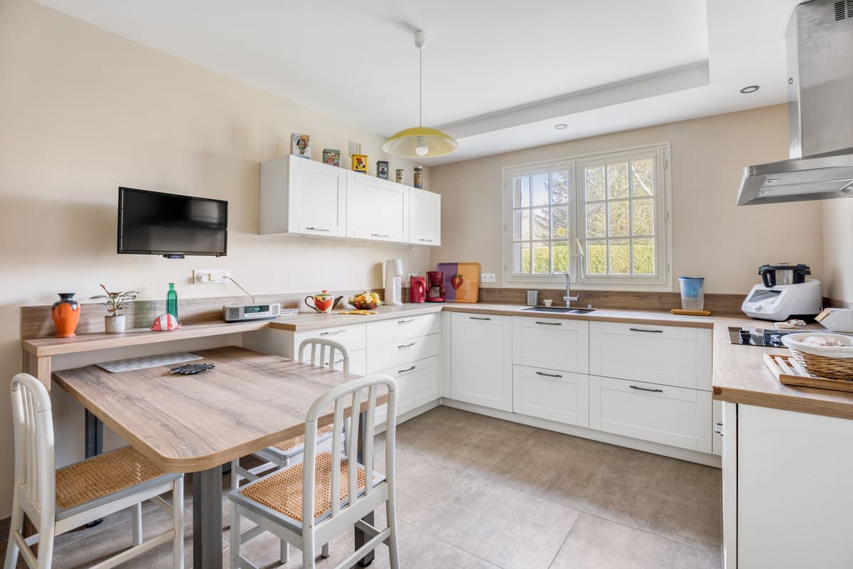 White classic shaker style kitchen 1