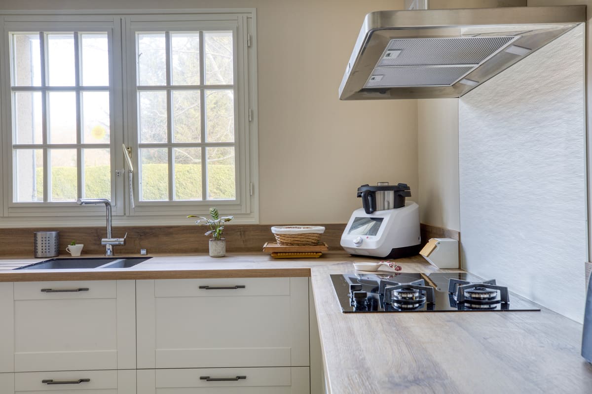 White classic shaker style kitchen 5