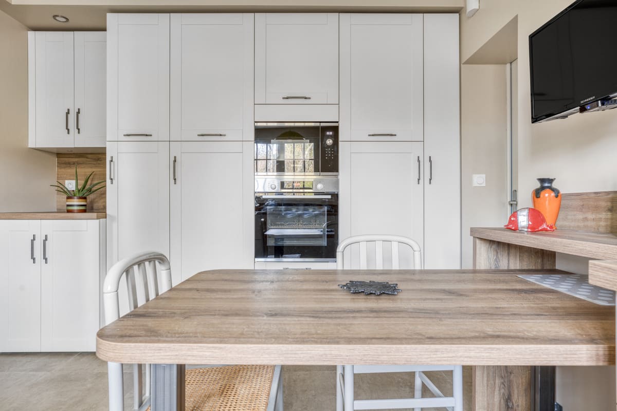 White classic shaker style kitchen 3