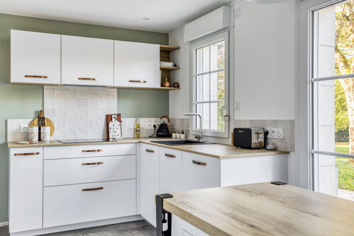 White and green comtemporary kitchen | Raison Home - 2