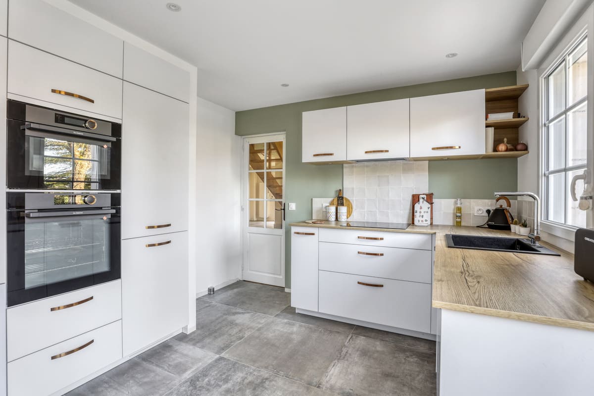 White and green comtemporary kitchen | Raison Home - 1
