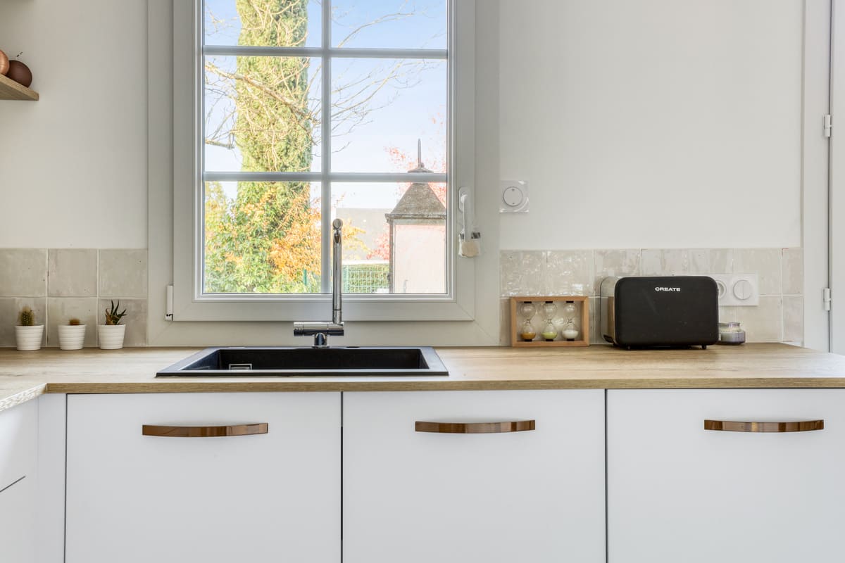 White and green comtemporary kitchen | Raison Home - 5