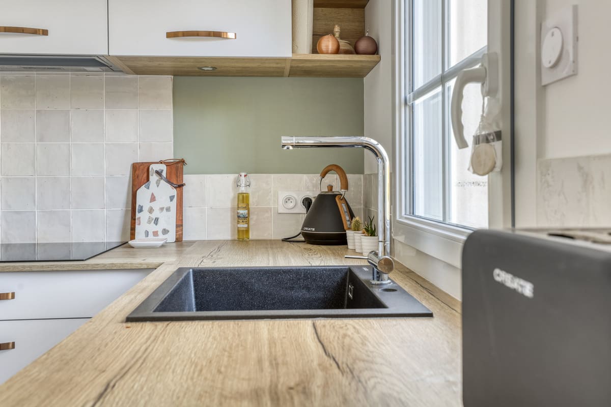 White and green comtemporary kitchen | Raison Home - 9