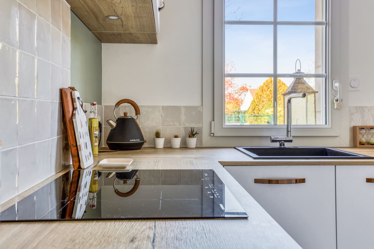 White and green comtemporary kitchen | Raison Home - 4