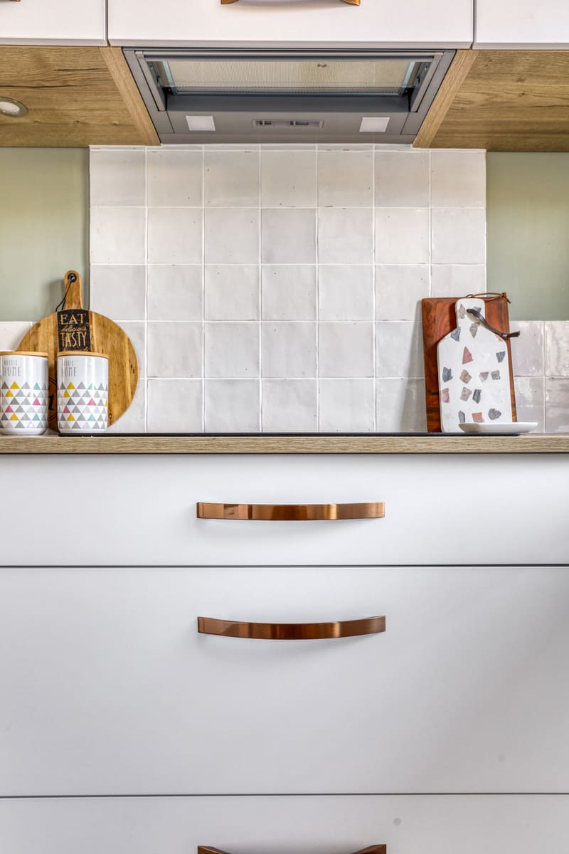 White and green comtemporary kitchen | Raison Home - 6