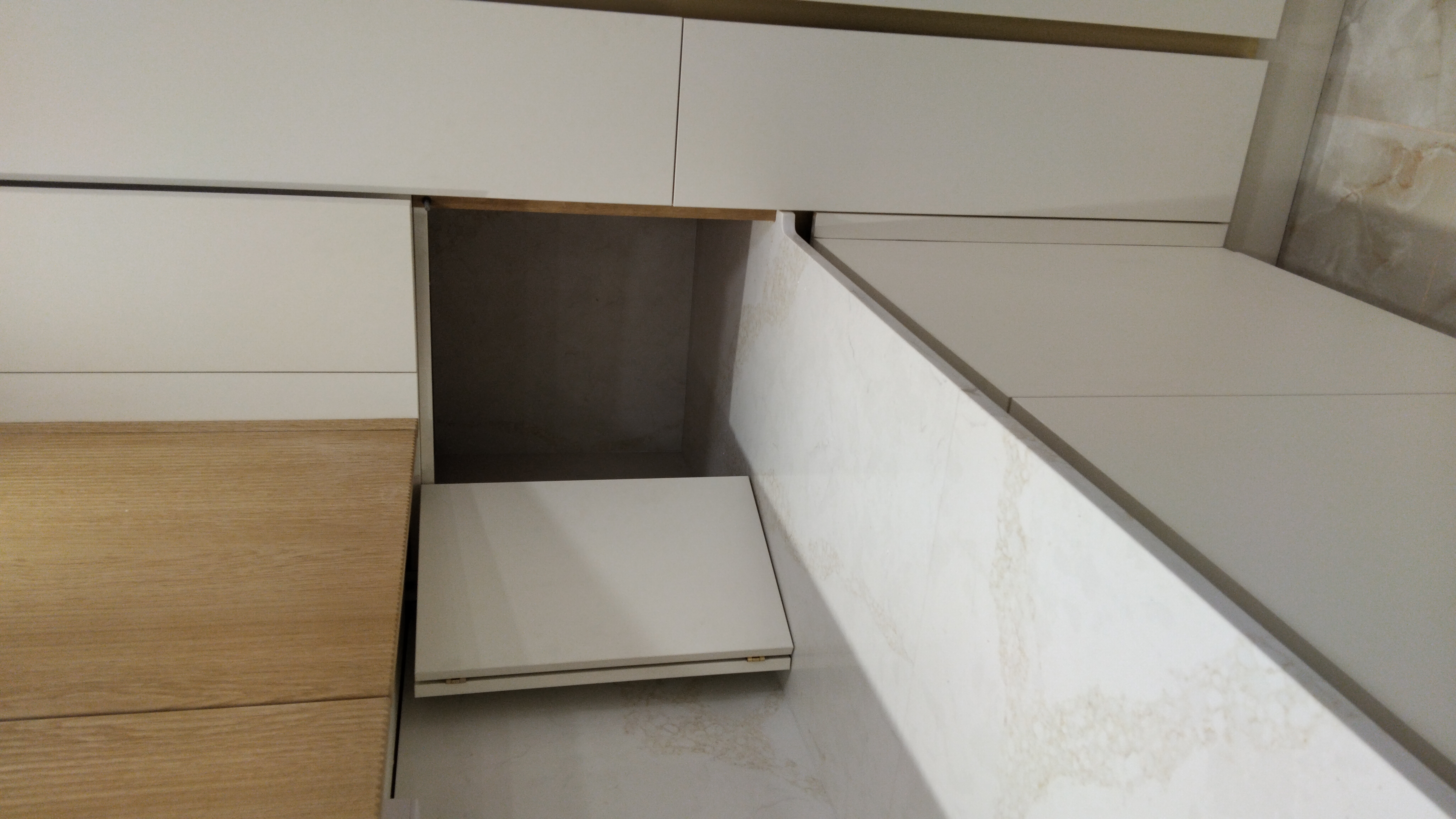 Oak & White Handleless Kitchen by Yakov Salomon - 4