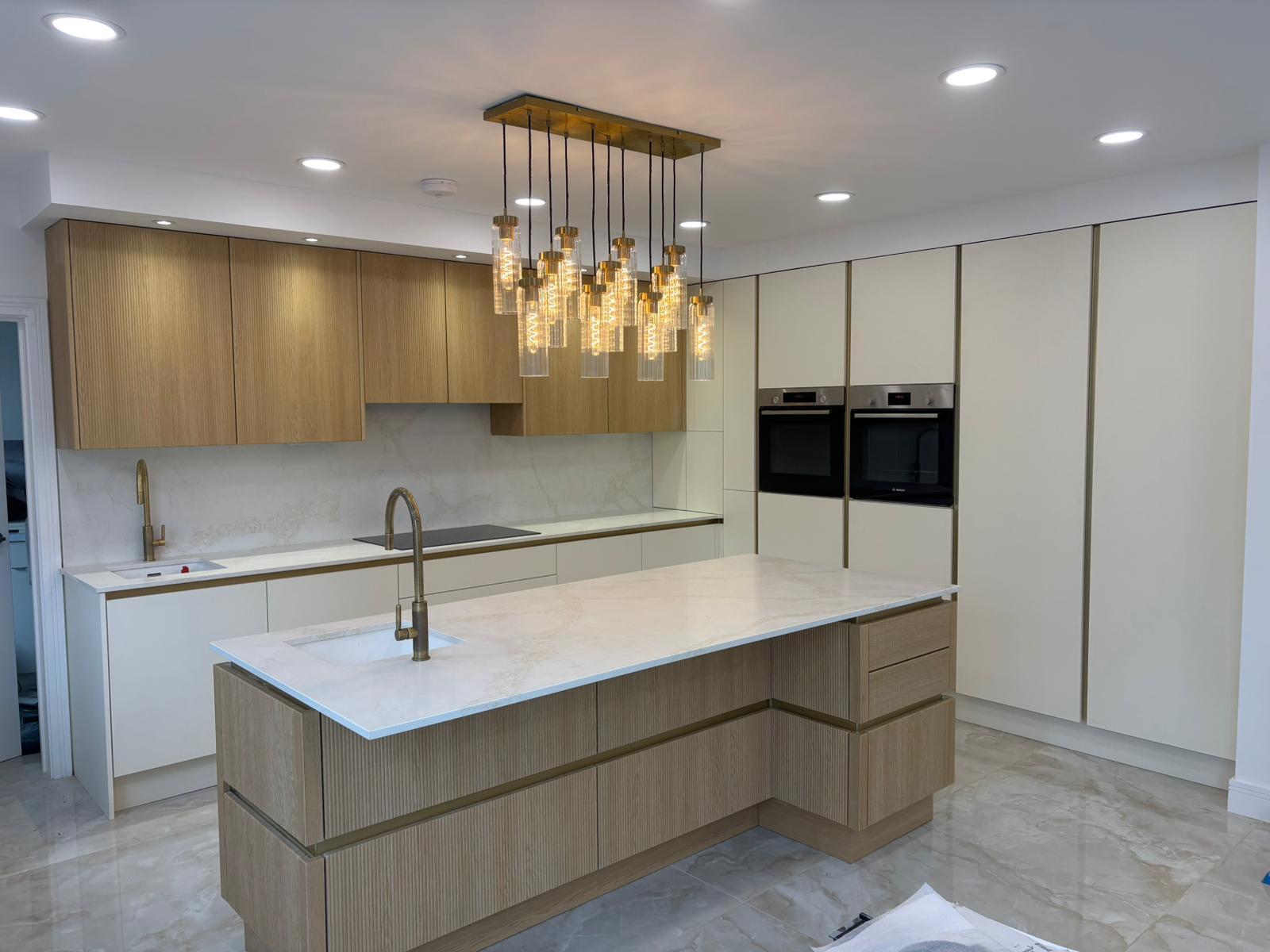 Oak & White Handleless Kitchen by Yakov Salomon - 3