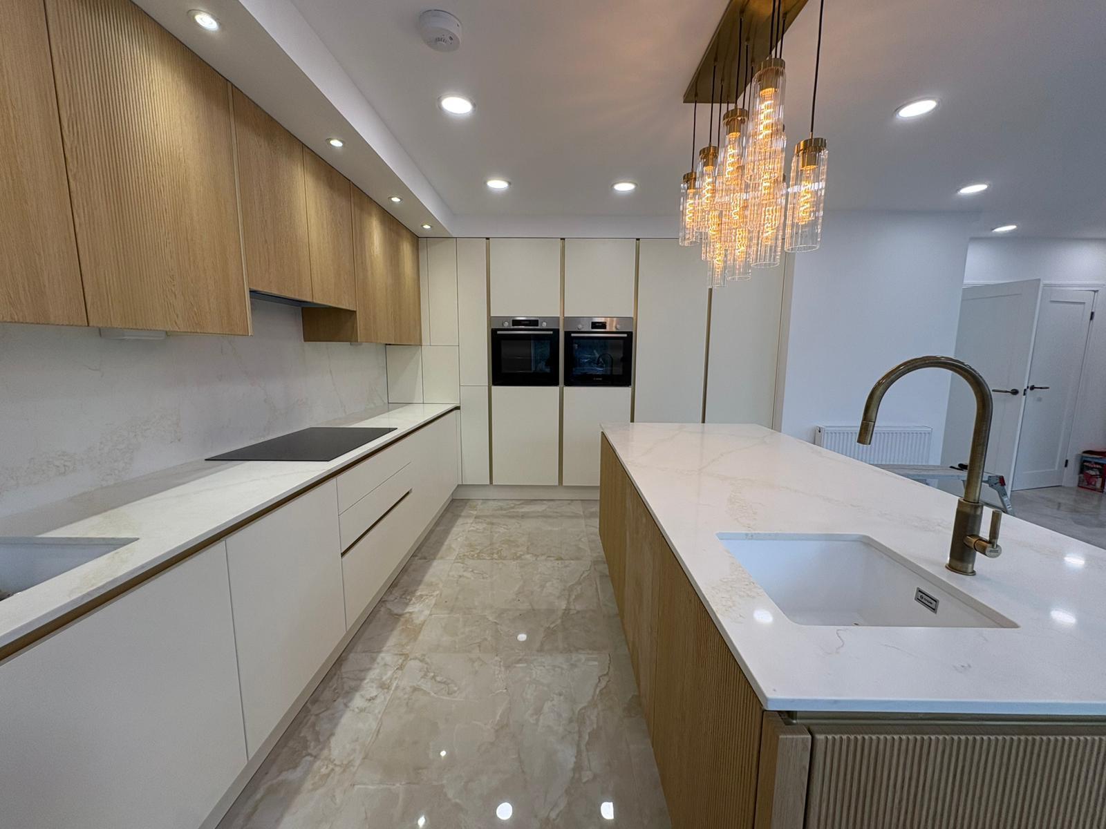 Oak & White Handleless Kitchen by Yakov Salomon - 1