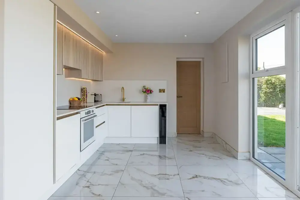 White and Natrual Oak Handleless Kitchen - 4