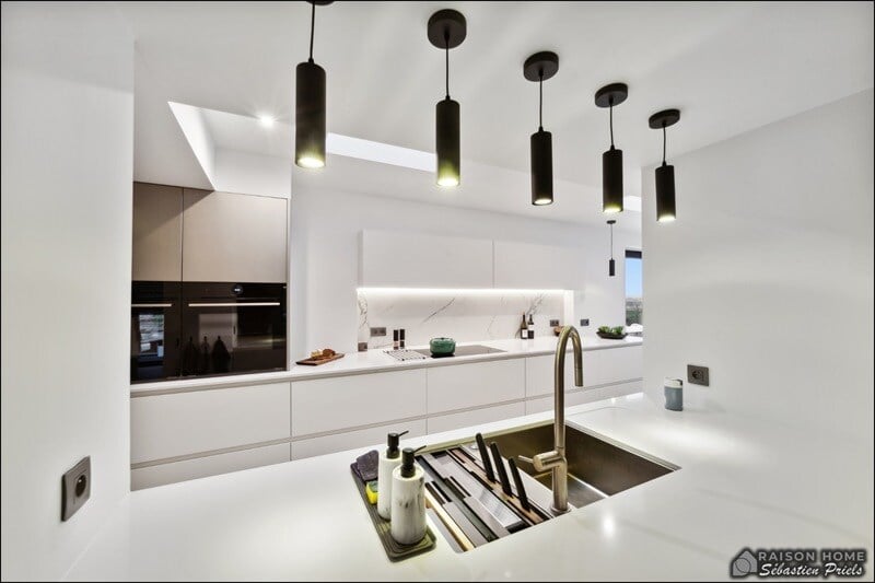 Cuisine ouverte de style moderne blanc à Sovet 1