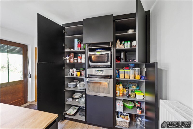 Cuisine ouverte de style moderne bois et noir à Ciney 3