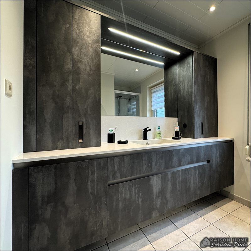 Salle de bains moderne beige et gris à Andenne | Raison Home - 1