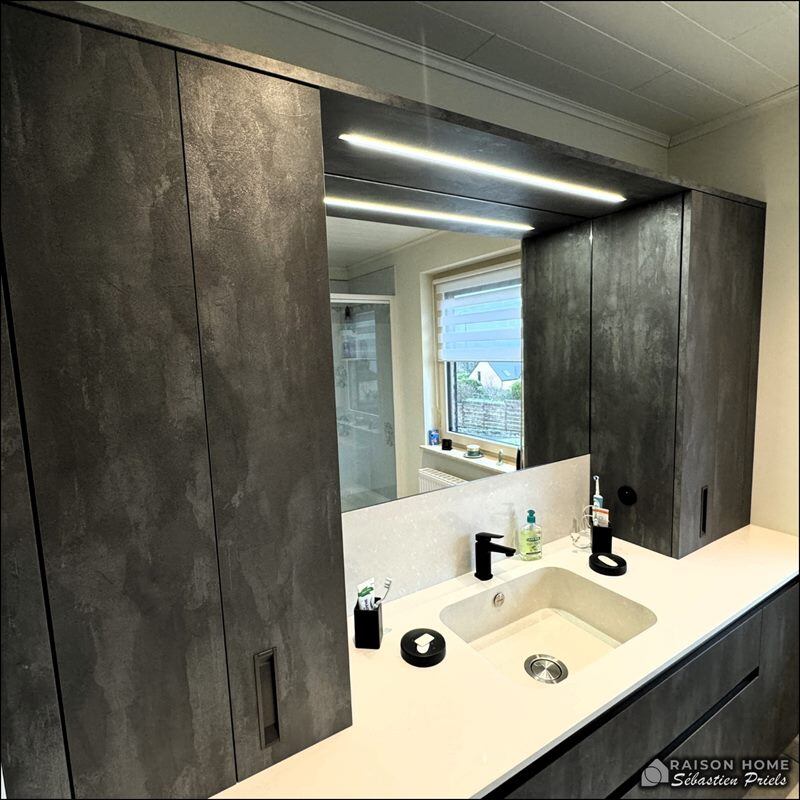 Salle de bains moderne beige et gris à Andenne | Raison Home - 2