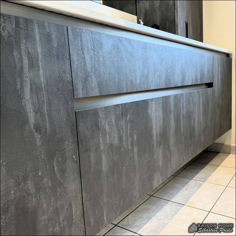 Salle de bains moderne beige et gris à Andenne | Raison Home - 3