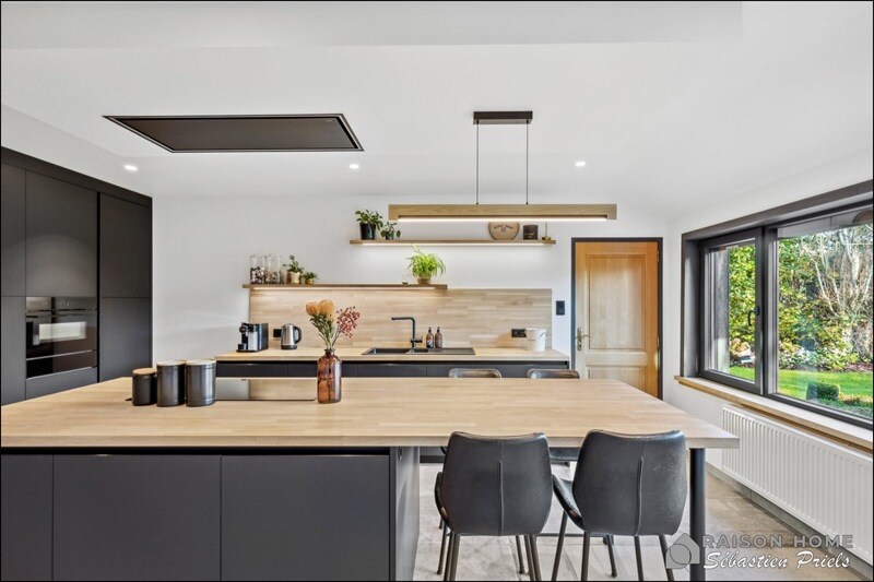 Cuisine fermée de style moderne bois et noir à Modave 1