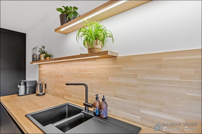 Cuisine fermée de style moderne bois et noir à Modave 3
