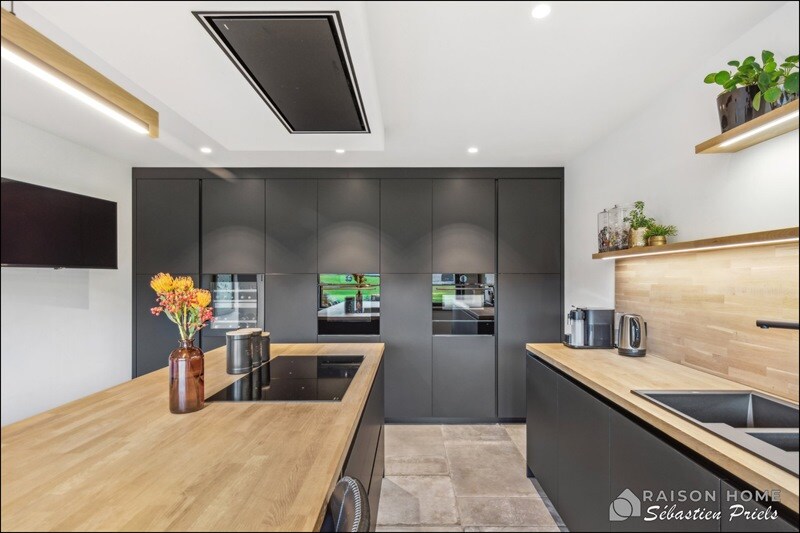 Cuisine fermée de style moderne bois et noir à Modave 4
