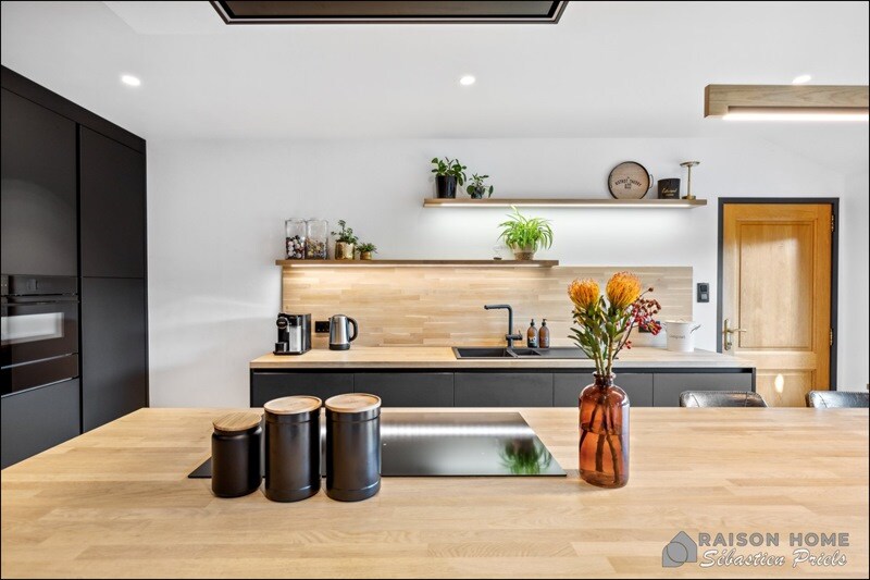 Cuisine fermée de style moderne bois et noir à Modave 6