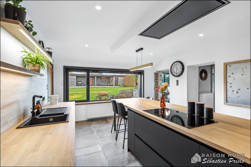 Cuisine fermée de style moderne bois et noir à Modave 7