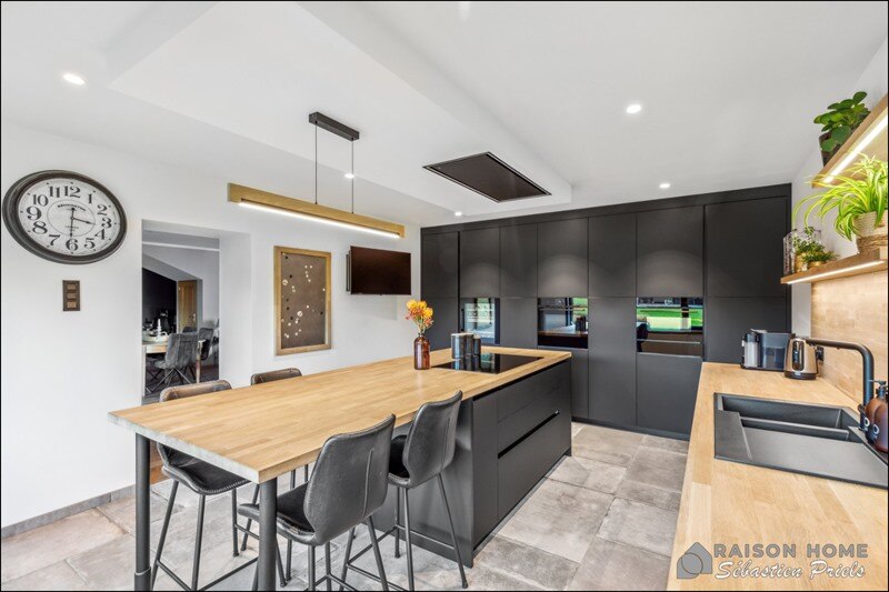 Cuisine fermée de style moderne bois et noir à Modave 8