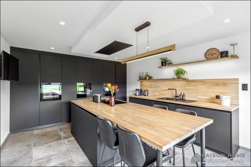 Cuisine fermée de style moderne bois et noir à Modave 9
