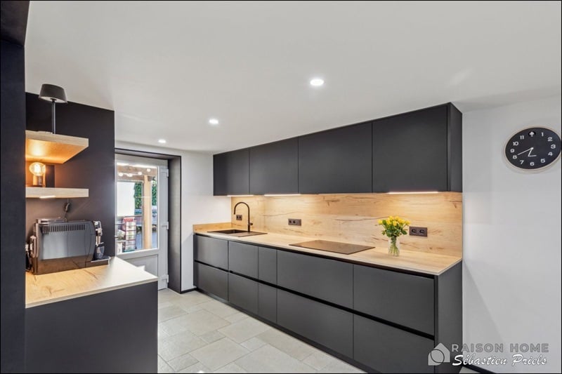 Cuisine fermée de style moderne bois et noir à Neupré 1