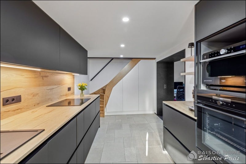 Cuisine fermée de style moderne bois et noir à Neupré 2